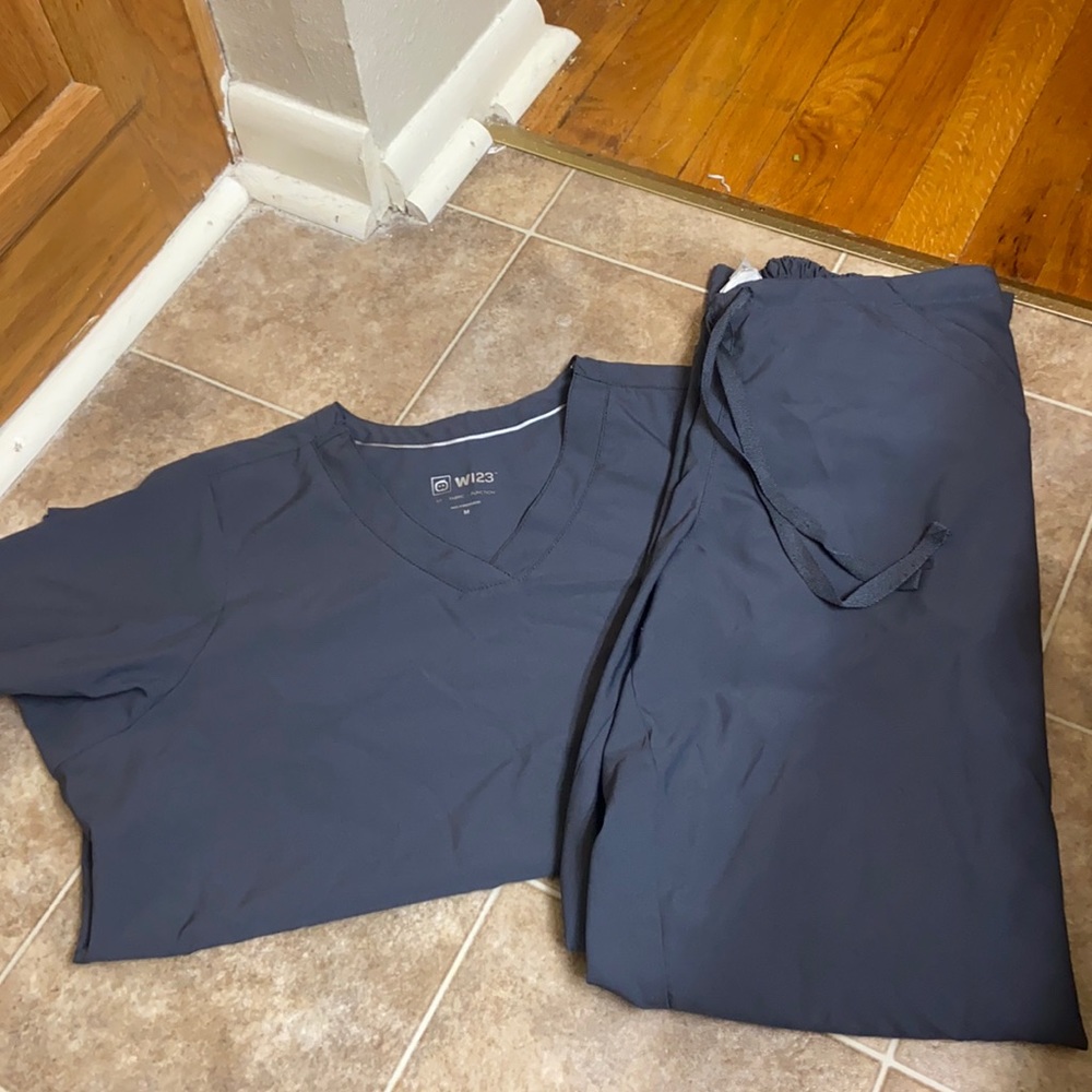 Wonderwink scrub set size Medium. Pewter